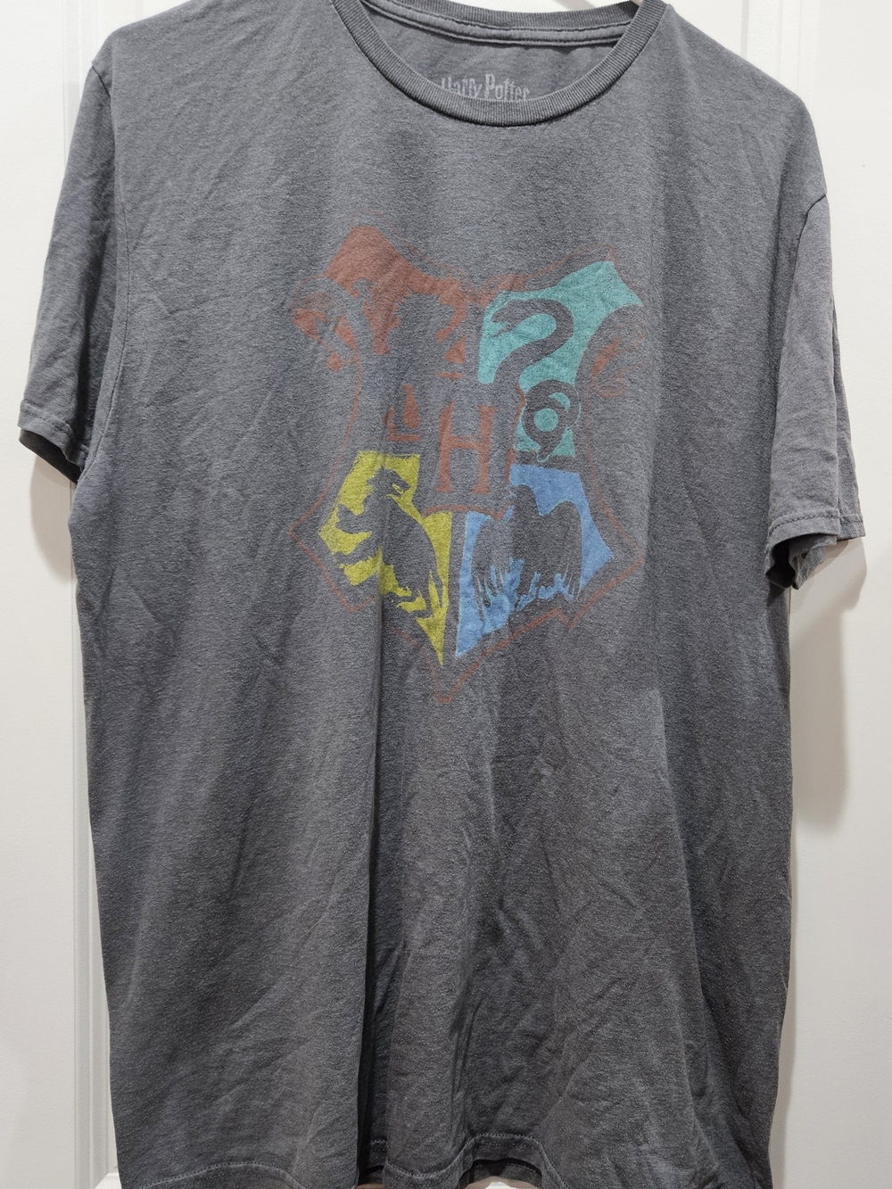 Affliction Men's Gray Hogwarts Crest Graphic Tee with Multicolor Shields